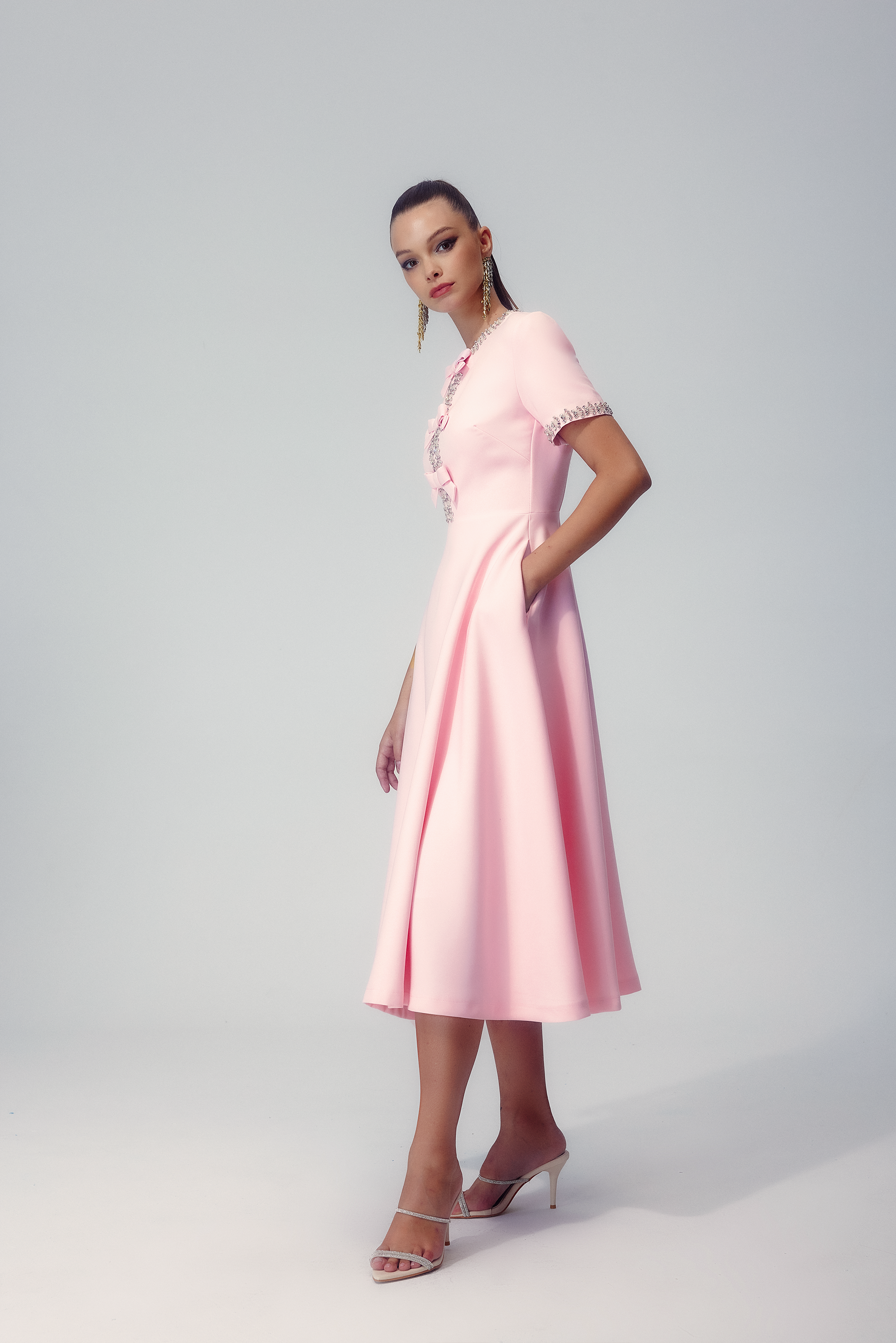 Robe midi Zoe avec nœud et ornements en cristal