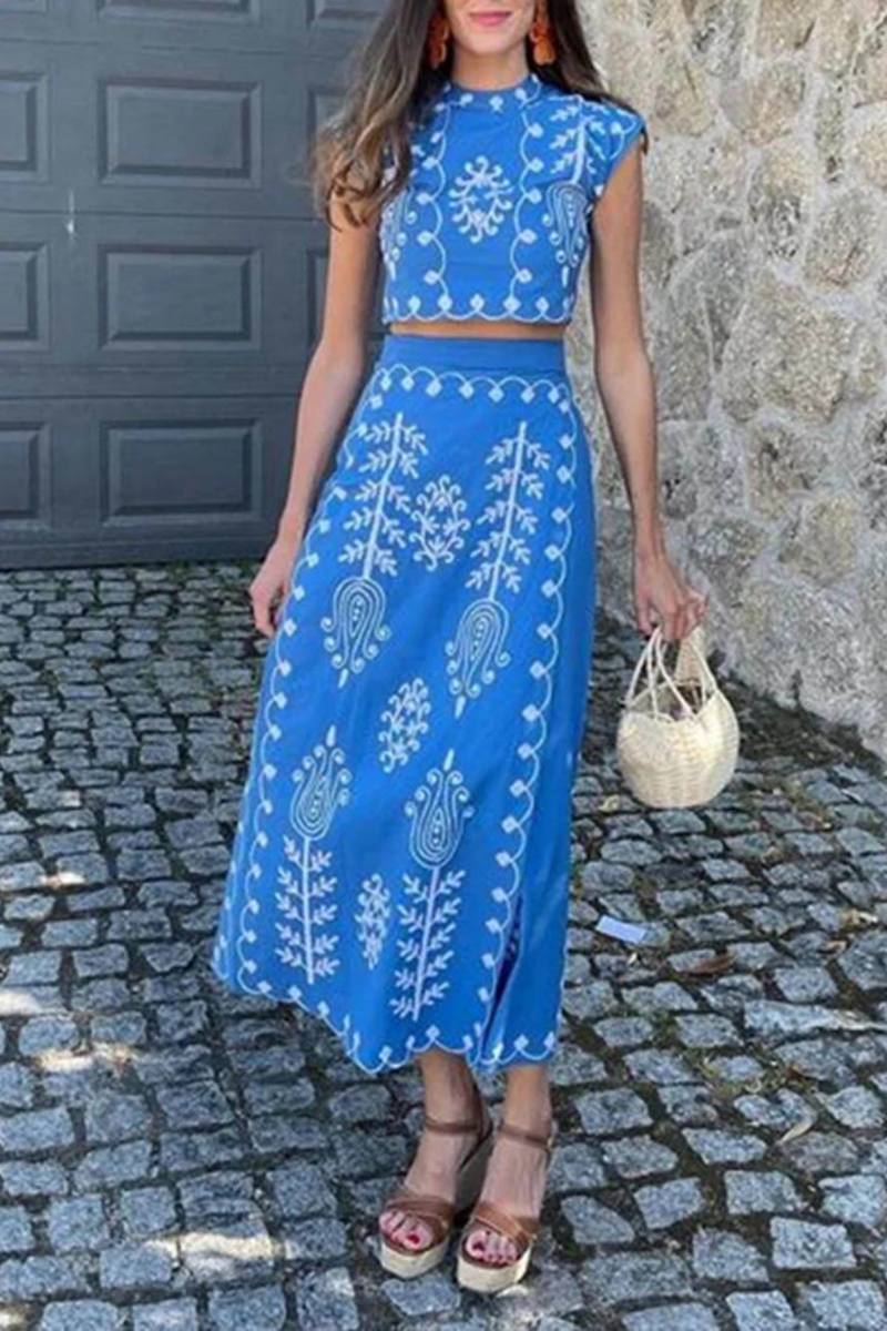 Set aus bauchfreiem Top mit Ethno-Print und Midi-Wickelröcken im Vintage-Stil