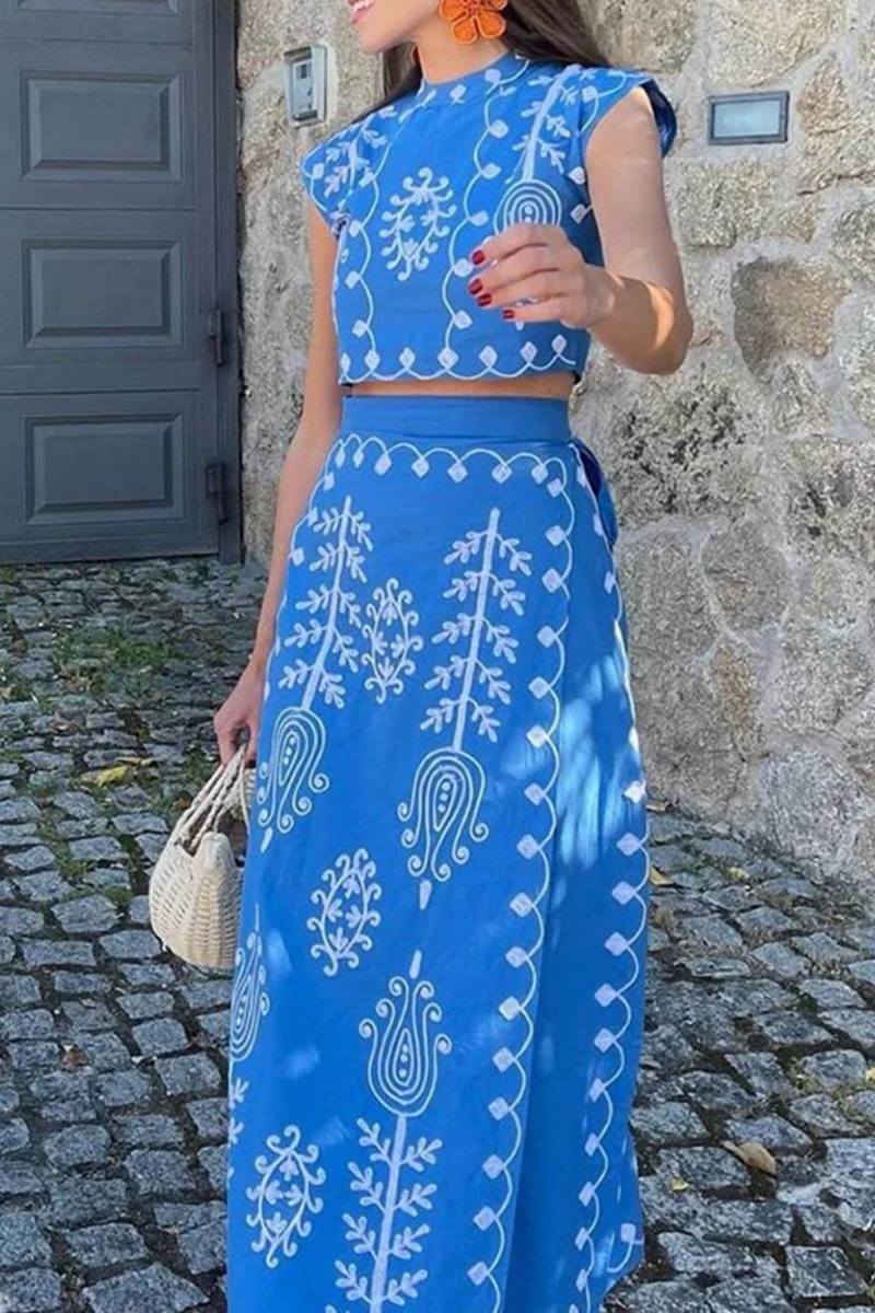 Set aus bauchfreiem Top mit Ethno-Print und Midi-Wickelröcken im Vintage-Stil