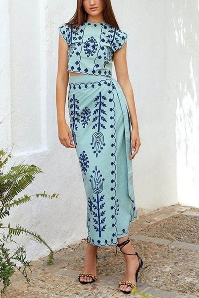 Set aus bauchfreiem Top mit Ethno-Print und Midi-Wickelröcken im Vintage-Stil