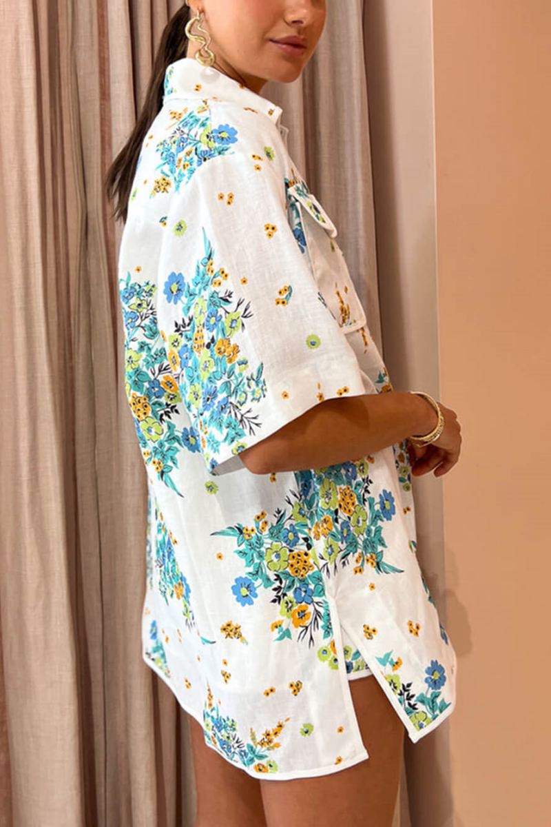 Ensemble avec chemisier ivoire à motif floral et poches et short élastique au dos