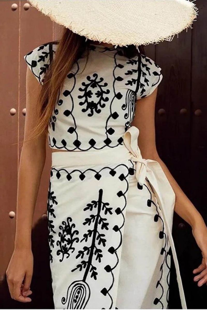 Set aus bauchfreiem Top mit Ethno-Print und Midi-Wickelröcken im Vintage-Stil