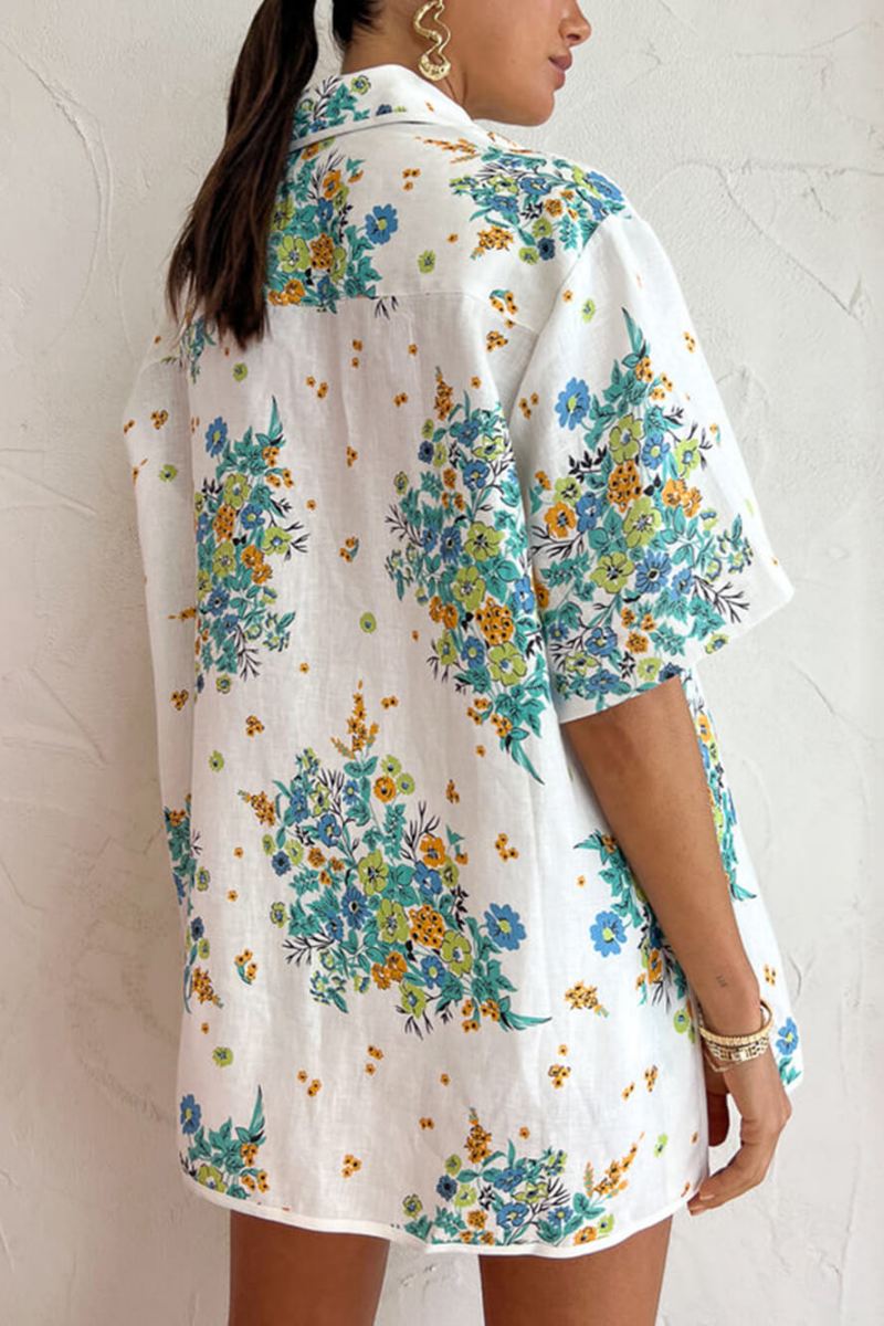 Ensemble avec chemisier ivoire à motif floral et poches et short élastique au dos