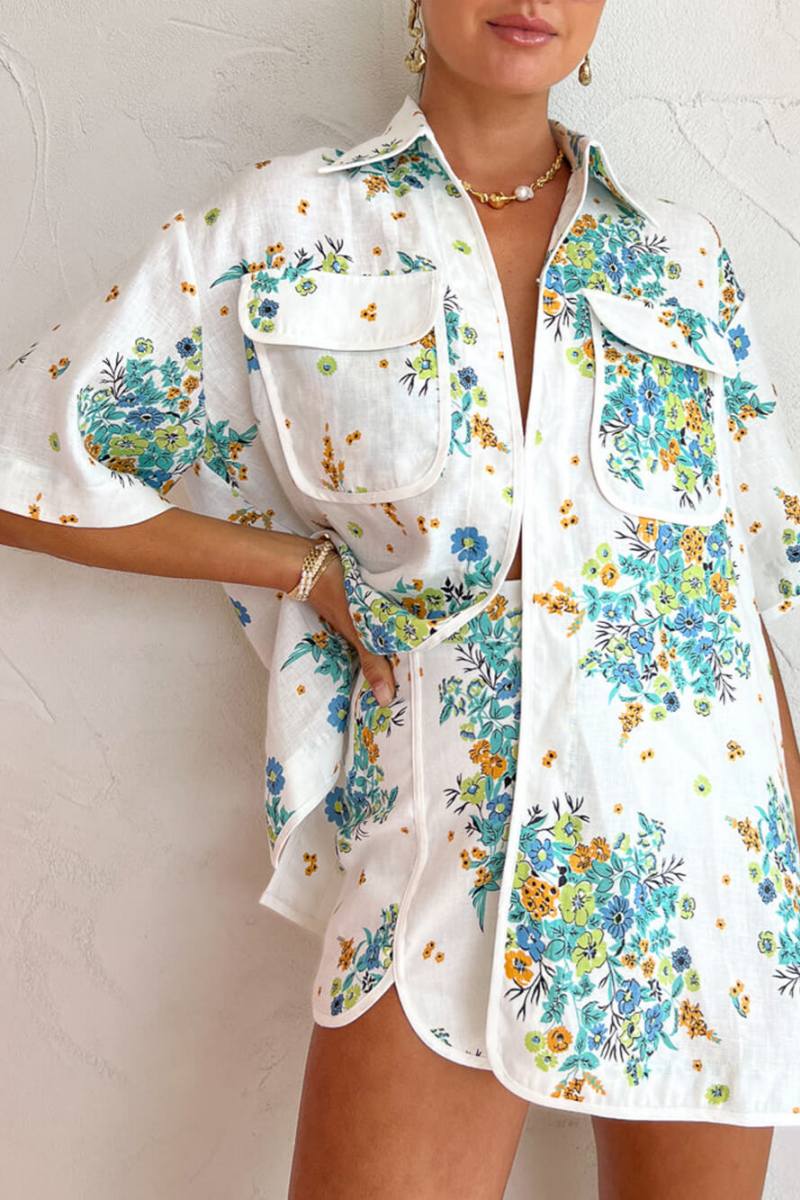 Ensemble avec chemisier ivoire à motif floral et poches et short élastique au dos