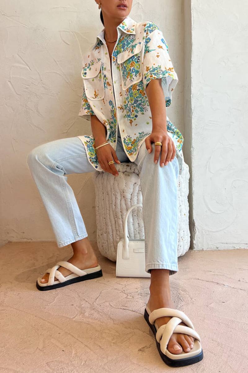 Ensemble avec chemisier ivoire à motif floral et poches et short élastique au dos