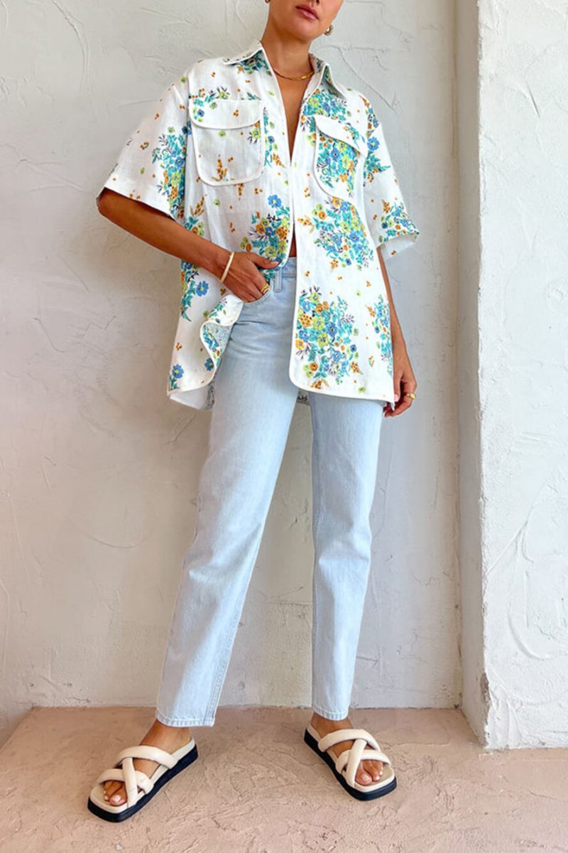 Ensemble avec chemisier ivoire à motif floral et poches et short élastique au dos