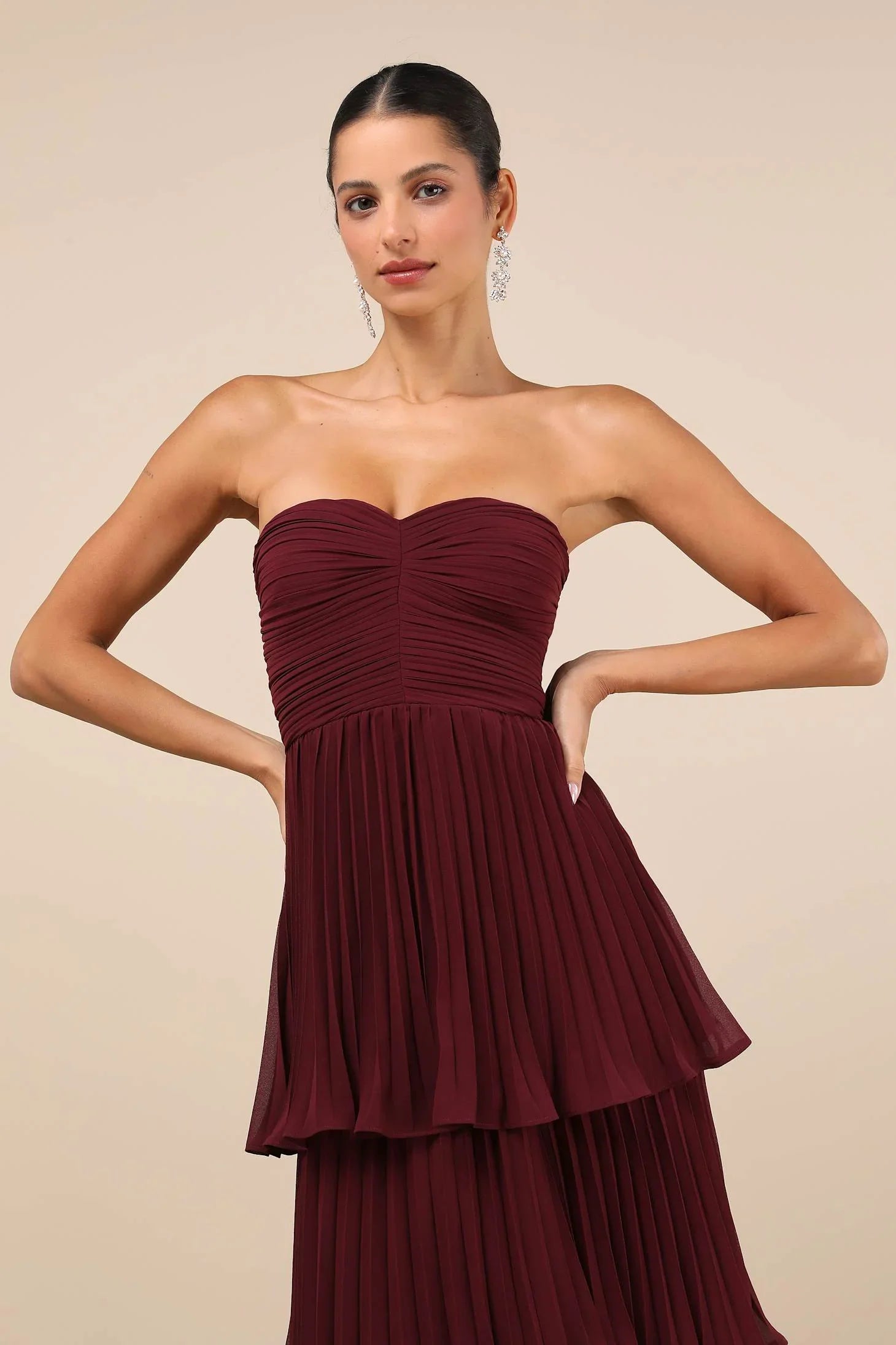 Pflaumenviolettes trägerloses Maxikleid mit Stufen