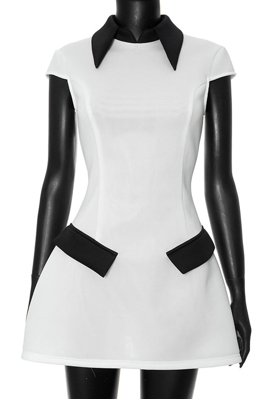 Adela – Minikleid aus Polyester mit Flügelärmeln und Kontrastfarbe