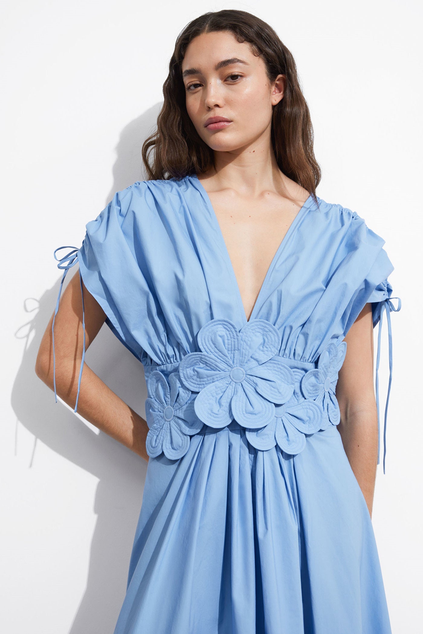 Maggie Maxikleid mit V-Ausschnitt und Blumenapplikation