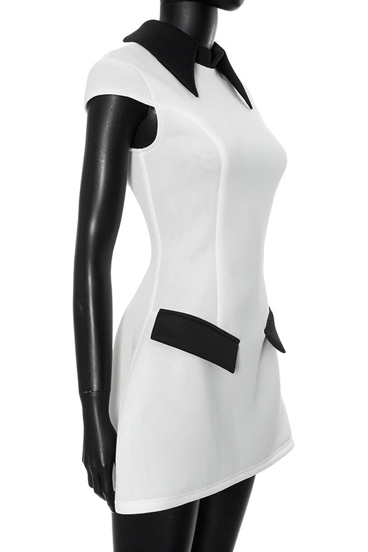 Adela – Minikleid aus Polyester mit Flügelärmeln und Kontrastfarbe