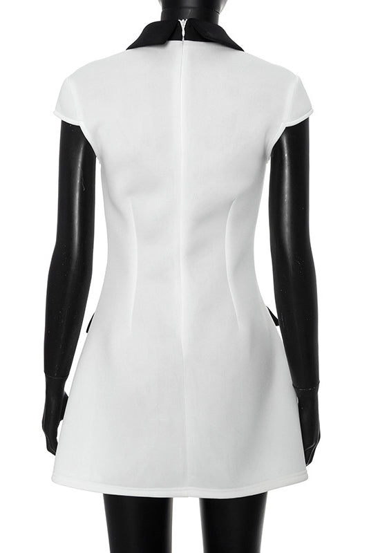 Adela – Minikleid aus Polyester mit Flügelärmeln und Kontrastfarbe