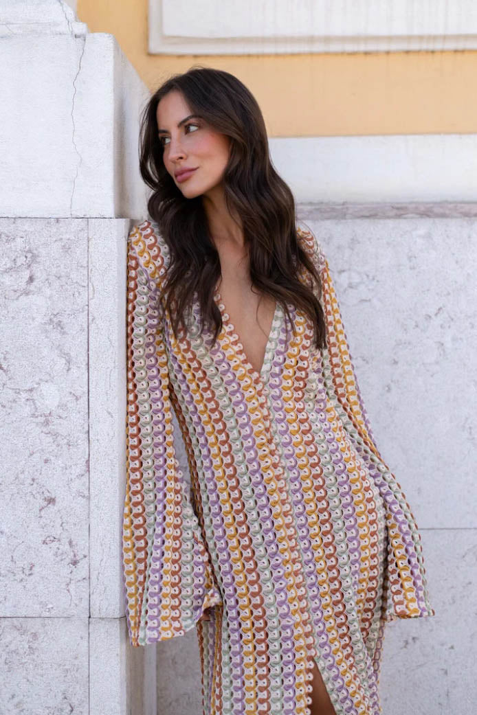 Boho-Maxikleid mit V-Ausschnitt und Glockenärmeln, gewellt, gestreift, gehäkelt, Strandurlaub-Maxikleid
