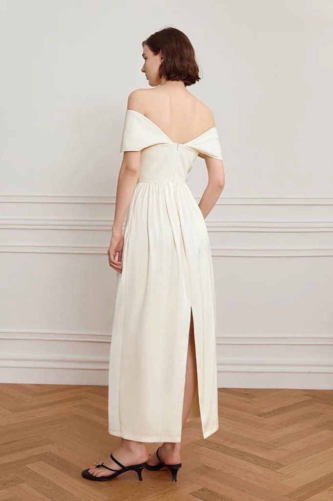 Schulterfreies Curve-Maxikleid in Creme