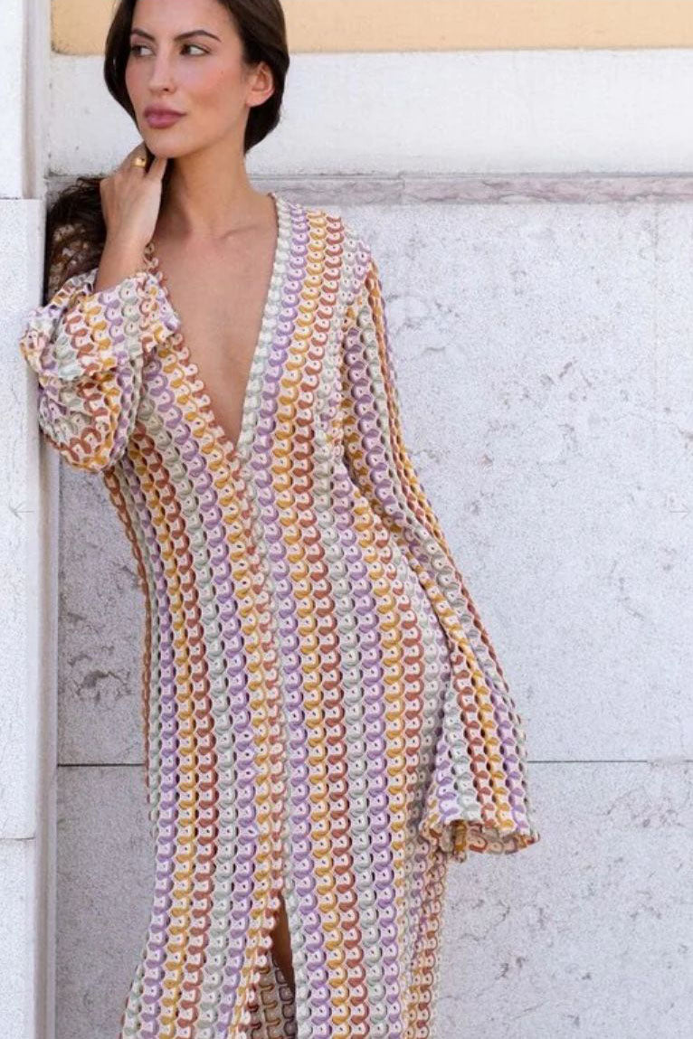 Boho-Maxikleid mit V-Ausschnitt und Glockenärmeln, gewellt, gestreift, gehäkelt, Strandurlaub-Maxikleid