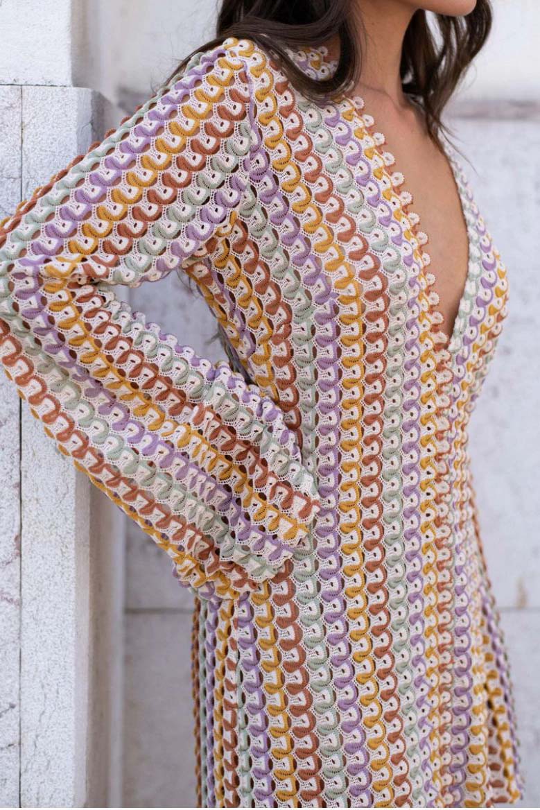 Boho-Maxikleid mit V-Ausschnitt und Glockenärmeln, gewellt, gestreift, gehäkelt, Strandurlaub-Maxikleid