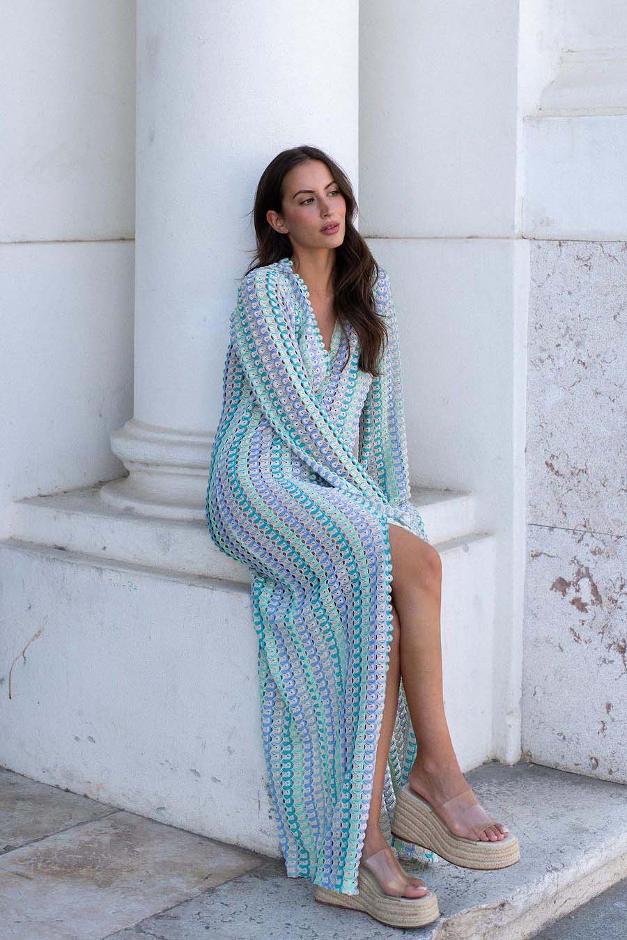 Boho-Maxikleid mit V-Ausschnitt und Glockenärmeln, gewellt, gestreift, gehäkelt, Strandurlaub-Maxikleid