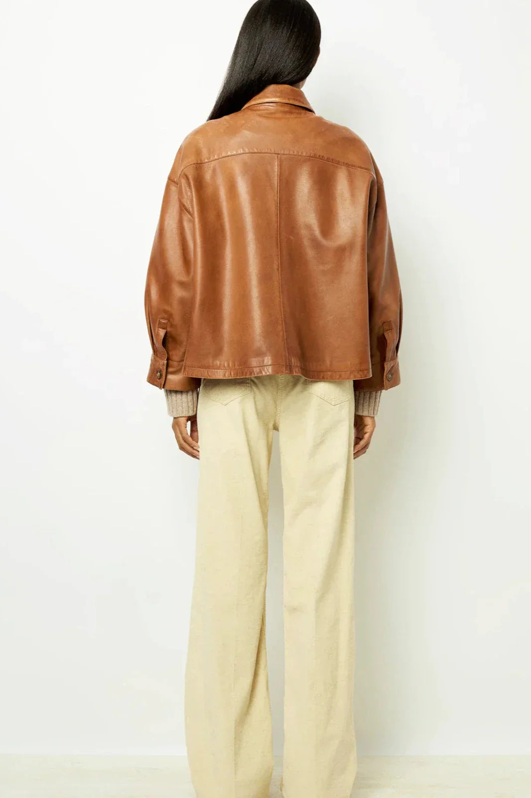 Minimalistische, kastige Kurzjacke aus Leder