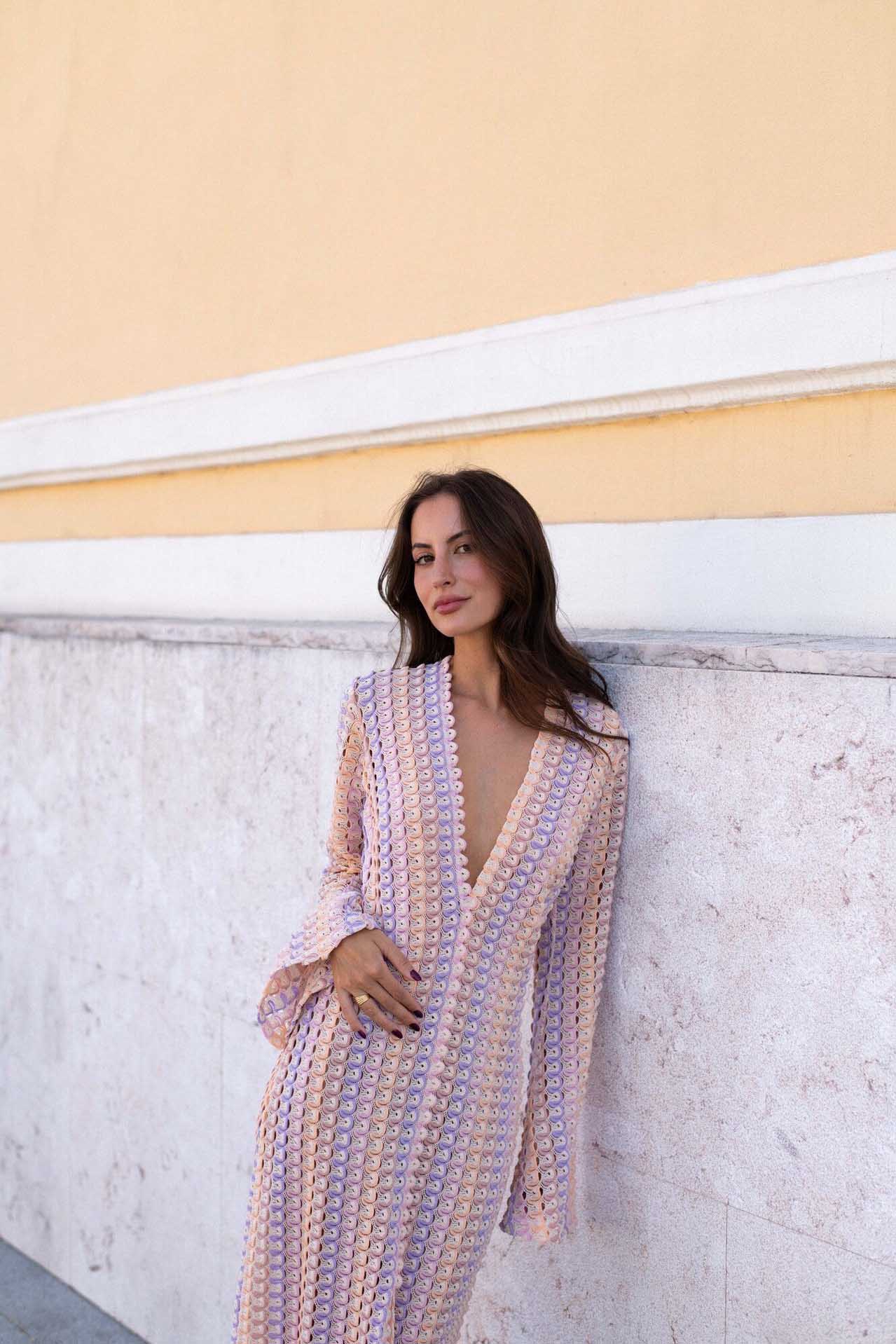 Boho-Maxikleid mit V-Ausschnitt und Glockenärmeln, gewellt, gestreift, gehäkelt, Strandurlaub-Maxikleid