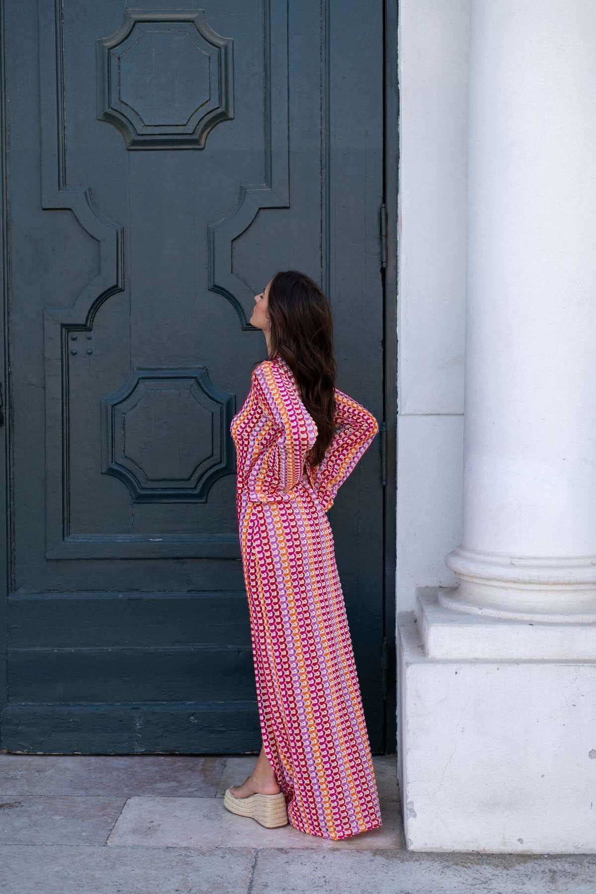 Boho-Maxikleid mit V-Ausschnitt und Glockenärmeln, gewellt, gestreift, gehäkelt, Strandurlaub-Maxikleid