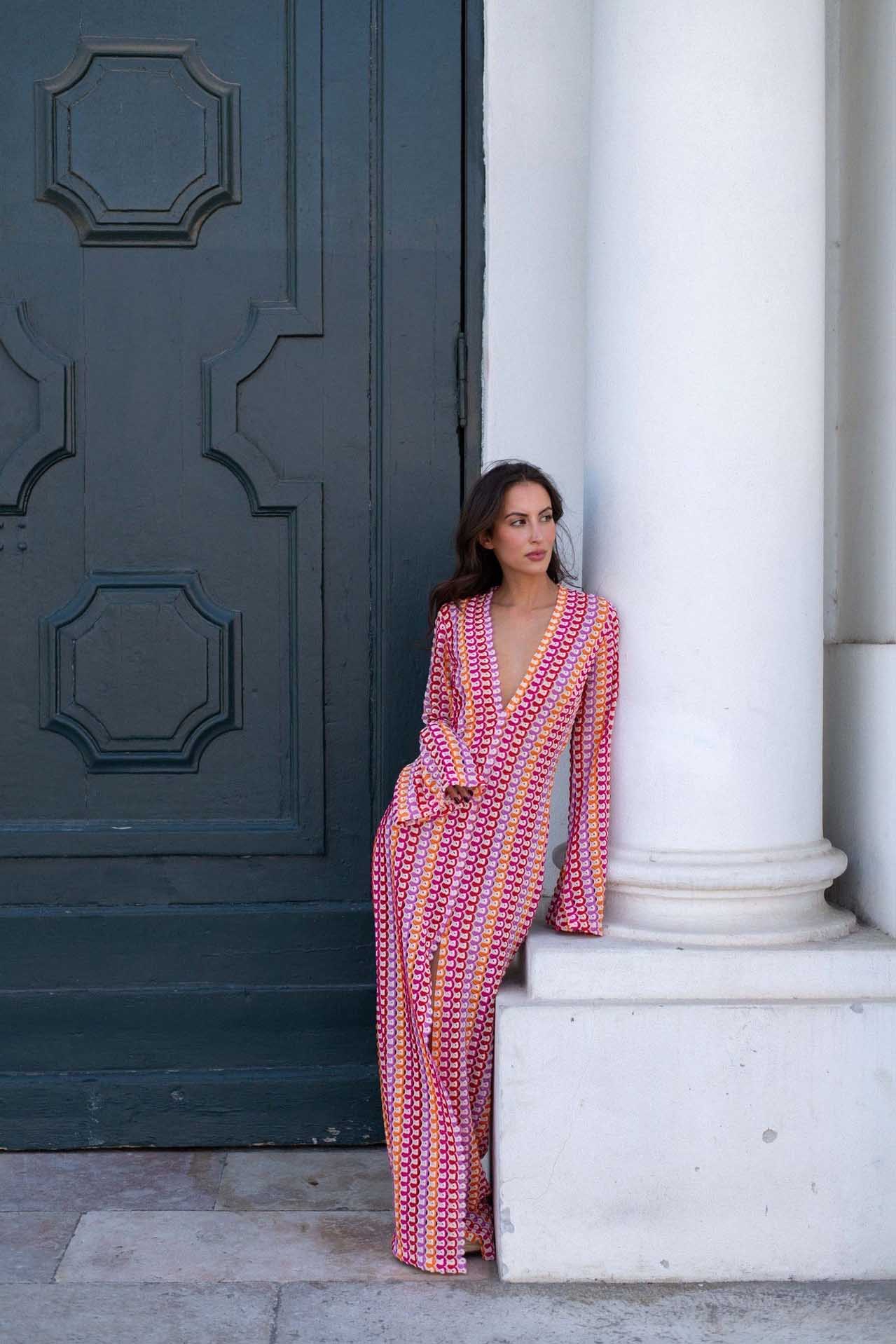Boho-Maxikleid mit V-Ausschnitt und Glockenärmeln, gewellt, gestreift, gehäkelt, Strandurlaub-Maxikleid