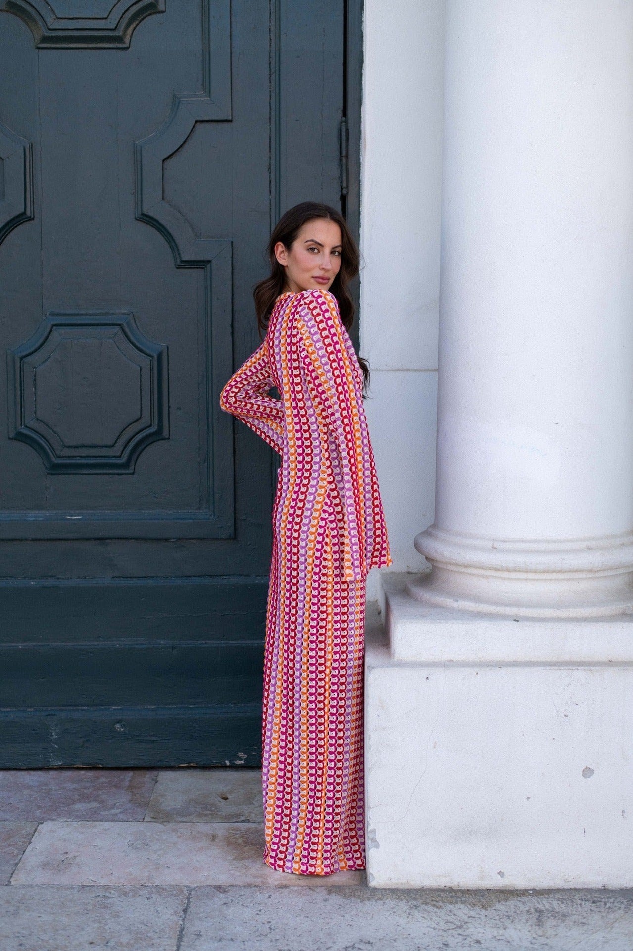 Boho-Maxikleid mit V-Ausschnitt und Glockenärmeln, gewellt, gestreift, gehäkelt, Strandurlaub-Maxikleid