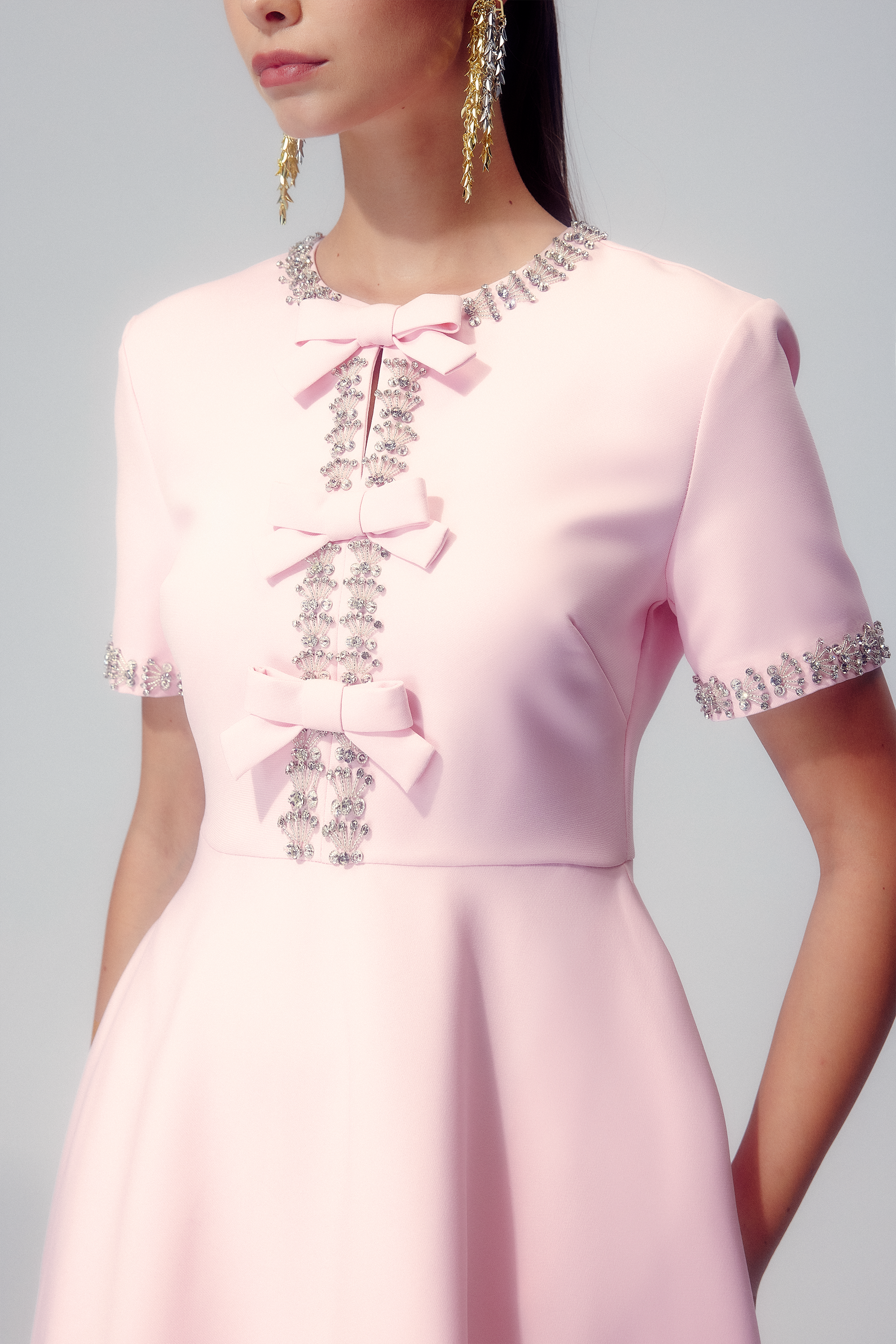 Robe midi Zoe avec nœud et ornements en cristal