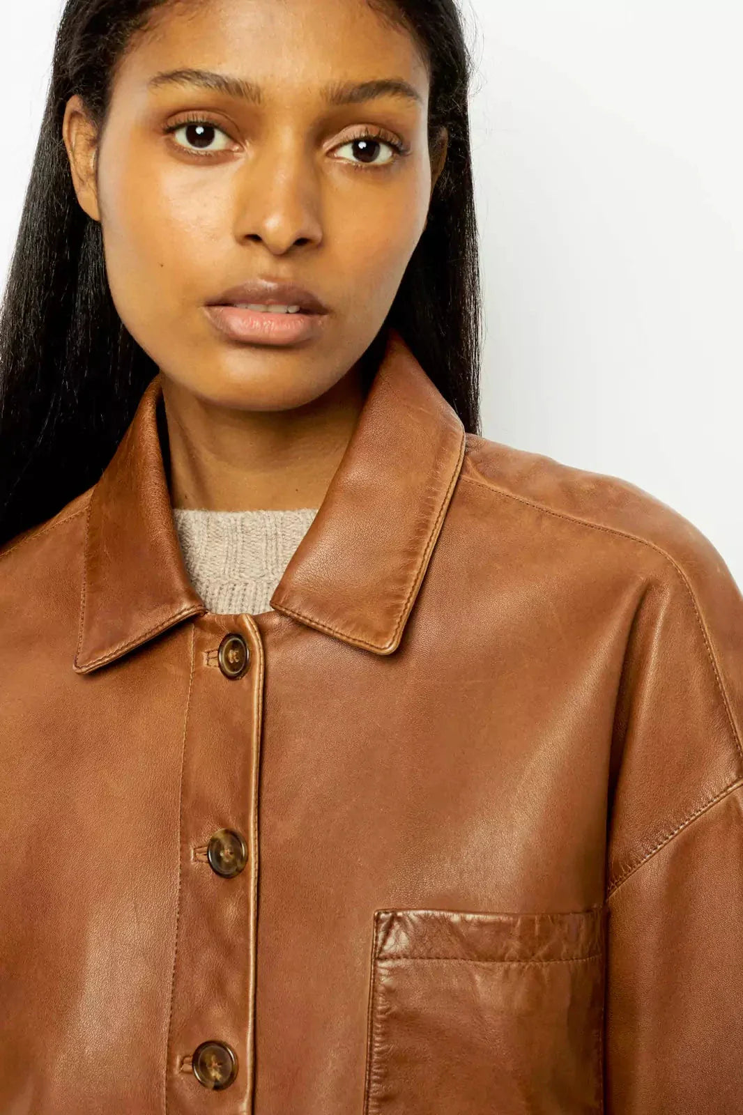 Minimalistische, kastige Kurzjacke aus Leder