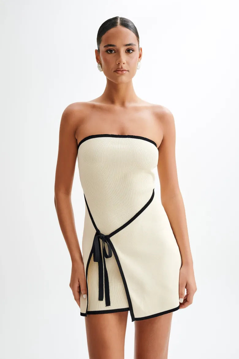 Trägerloses, asymmetrisches Mini-Strickkleid „Joanna“