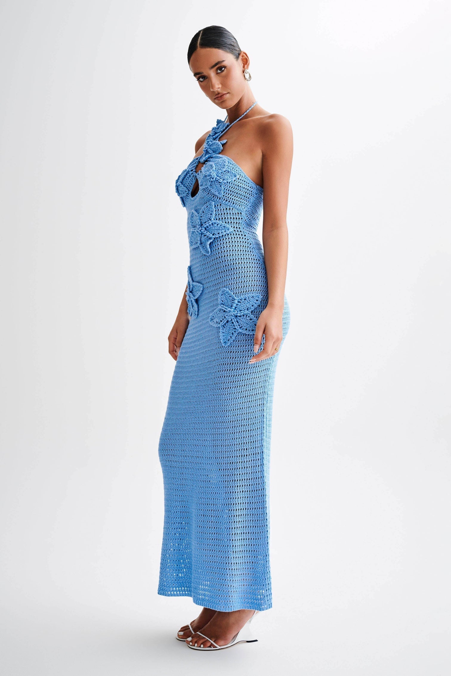 Beverly – Gehäkeltes Maxikleid mit Blumenapplikation