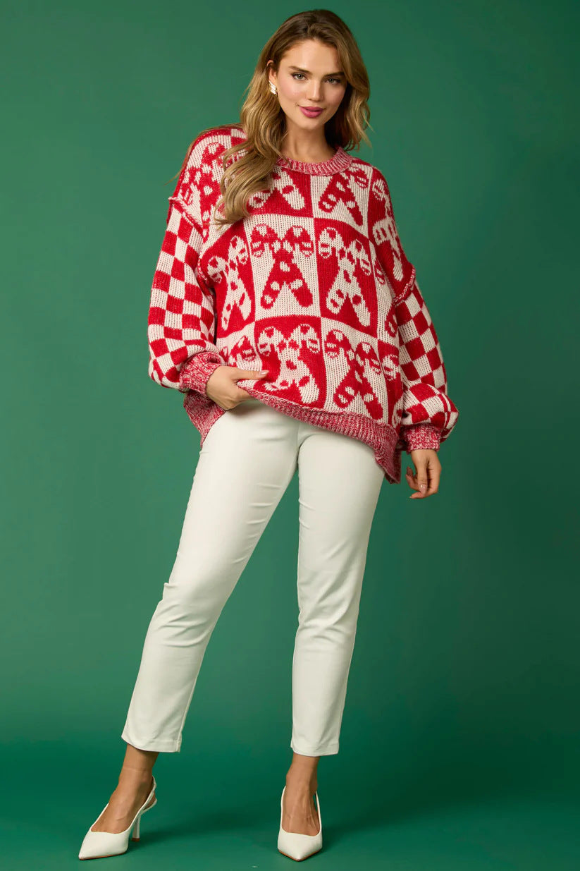 Pull tricoté avec des épingles de Noël en forme de canne à sucre et un bonhomme en pain d'épices