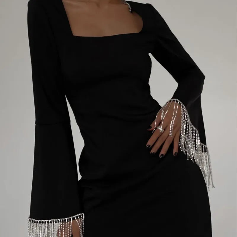 Elegantes, langärmliges Kleid mit funkelnden Strass-Details
