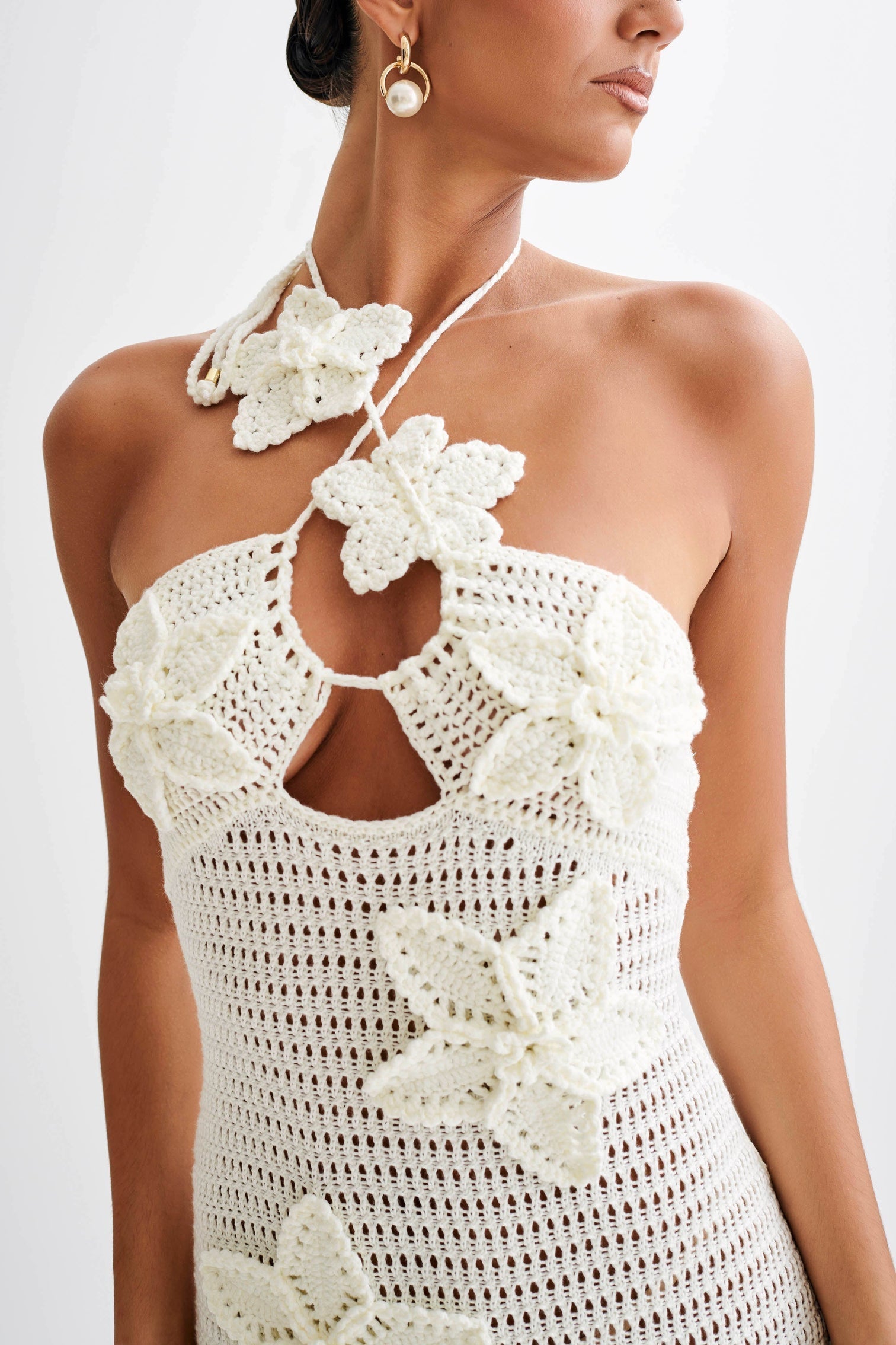 Beverly – Gehäkeltes Maxikleid mit Blumenapplikation