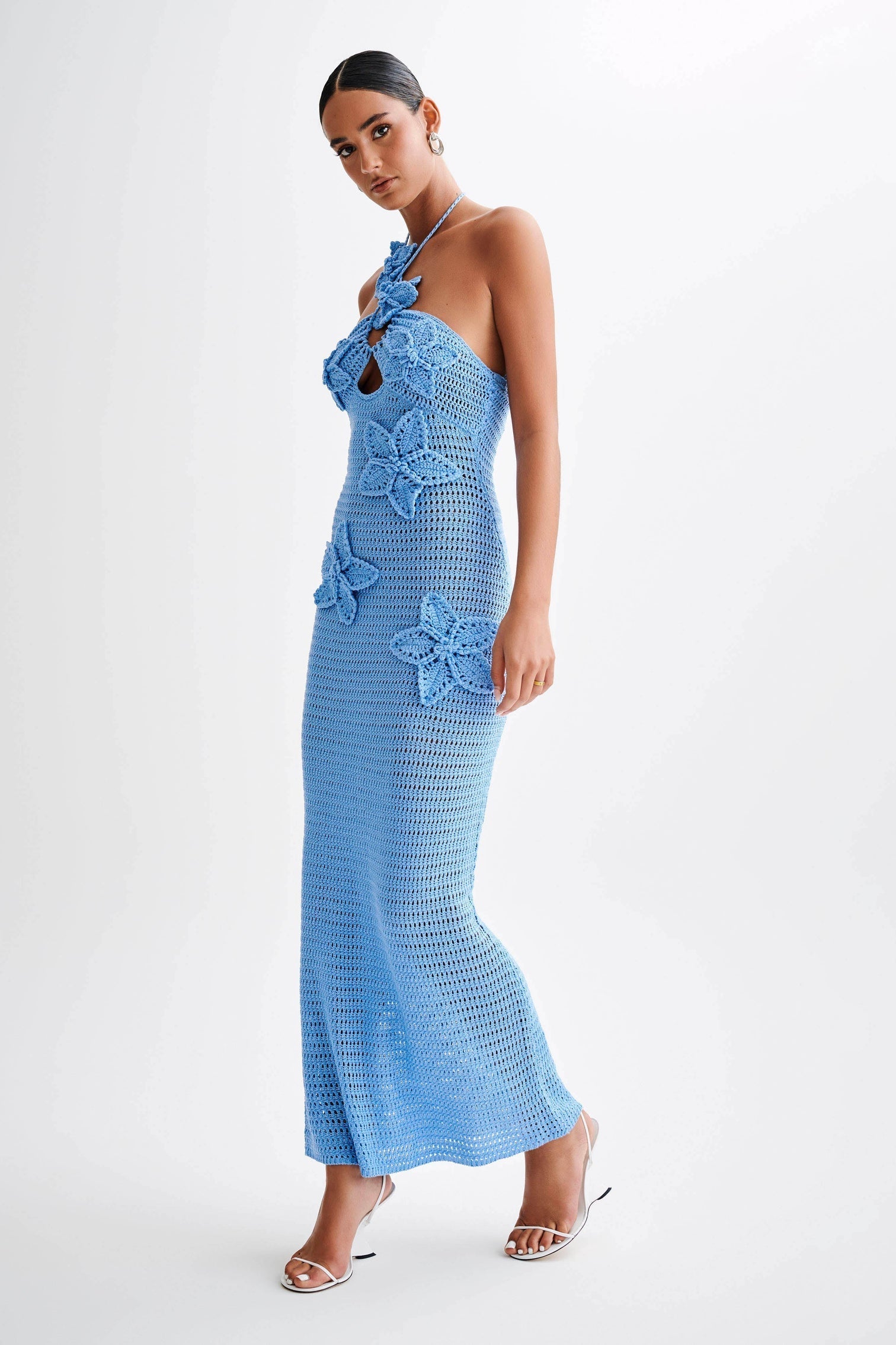 Beverly – Gehäkeltes Maxikleid mit Blumenapplikation