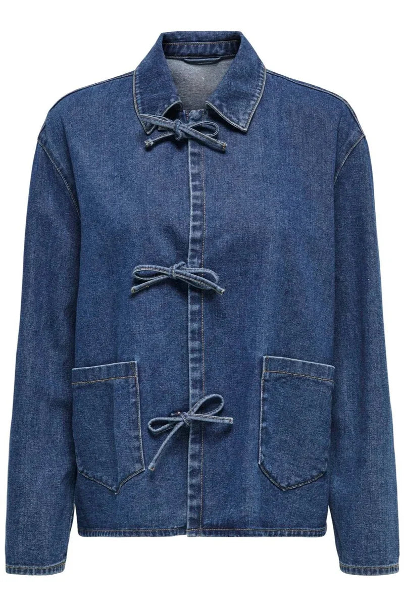 Dunkelblaue Jeansjacke mit Krawatte