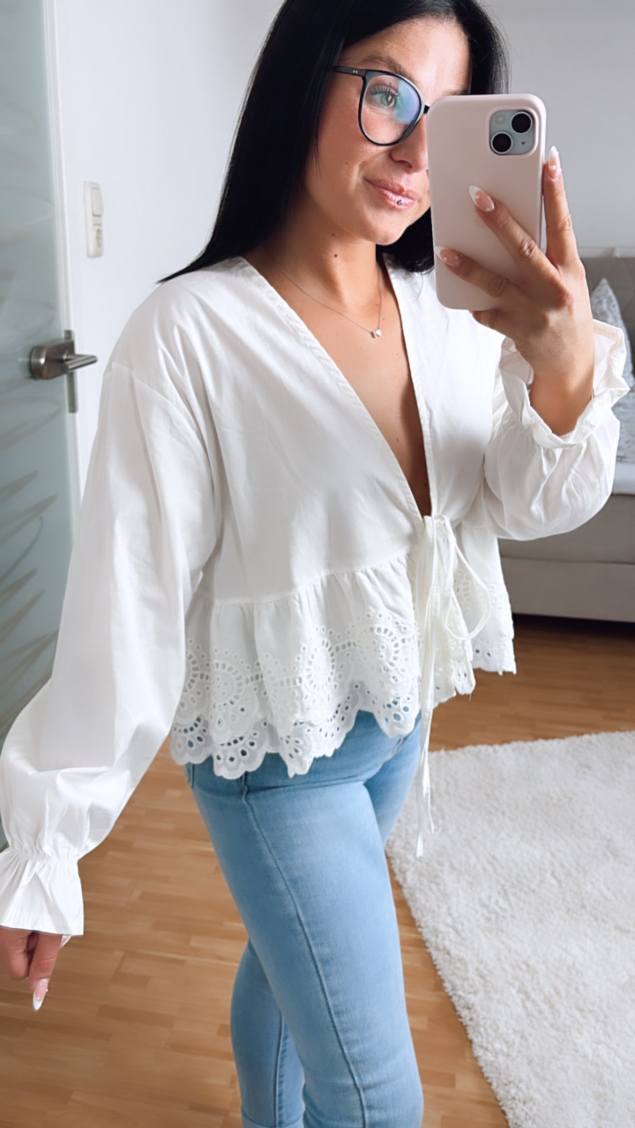 Bluse mit Schleife und Stickereien / weiss Art. 6867