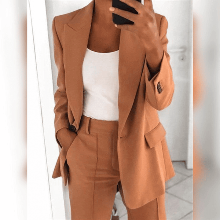 Costume élégant pour femme