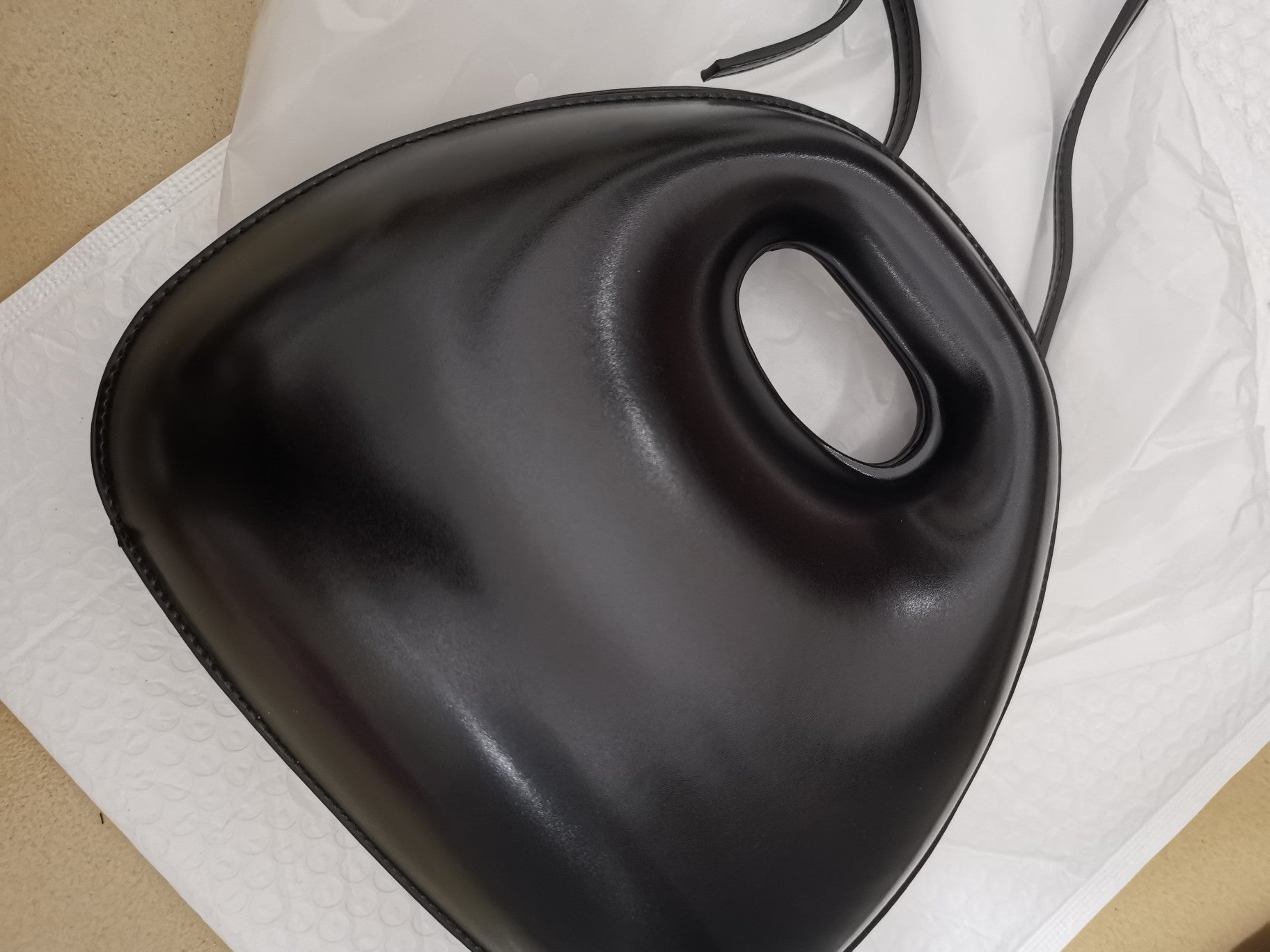 Sac rond pour femme Bellachicha - sac à main au design coquillage rétro avec rabat enveloppant et option de transport en bandoulière