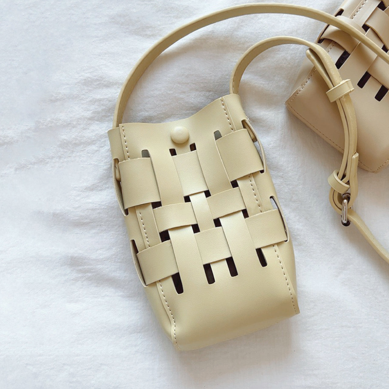 en cuir tressé avec un design creux