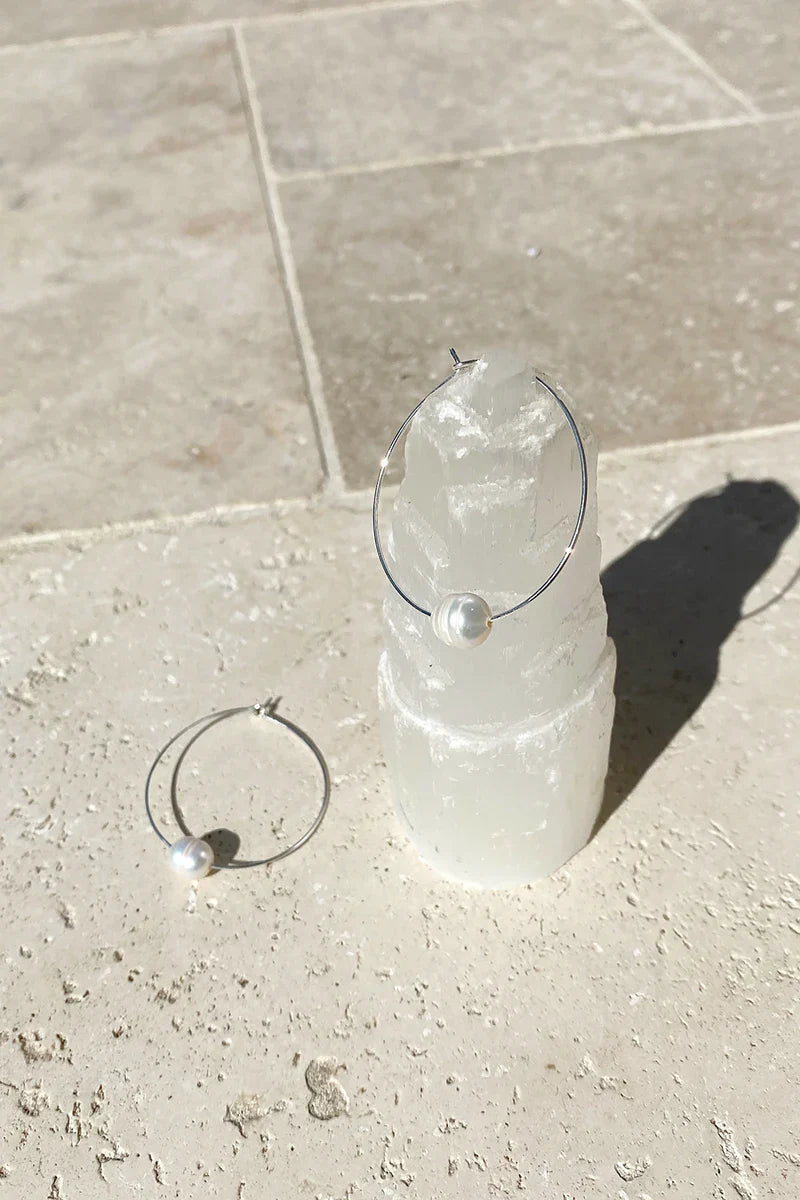 Boucles d'oreilles créoles simples en fil de perles fines - crème/argent