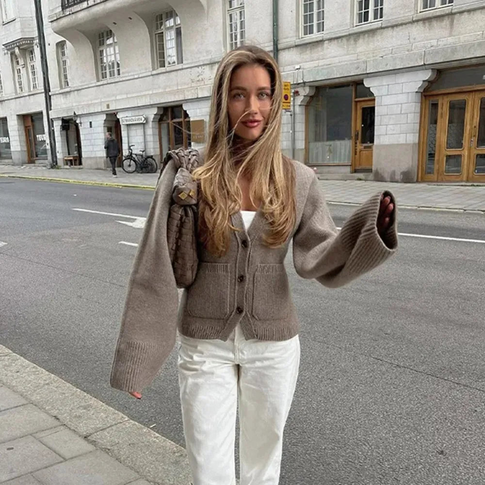 Anastasie | Cardigan femme à manches longues et patte de boutonnage