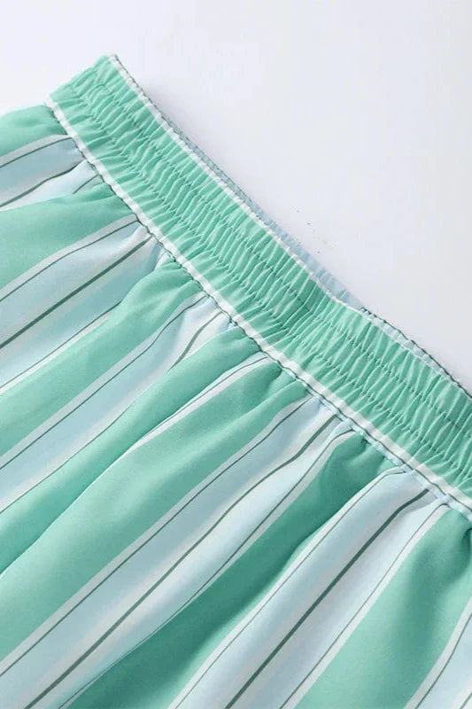 Gestreifte Shorts und Bluse