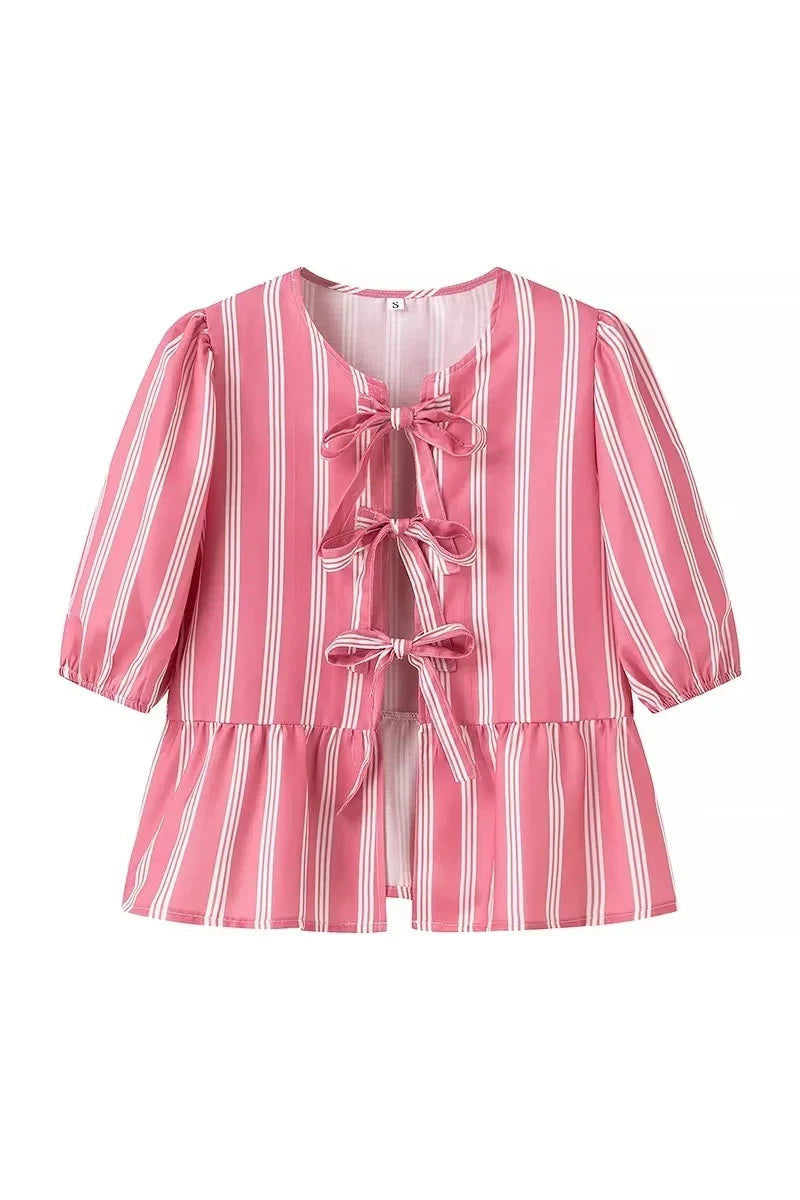Gestreifte Bluse mit Puffärmeln, Schößchen und Fliege