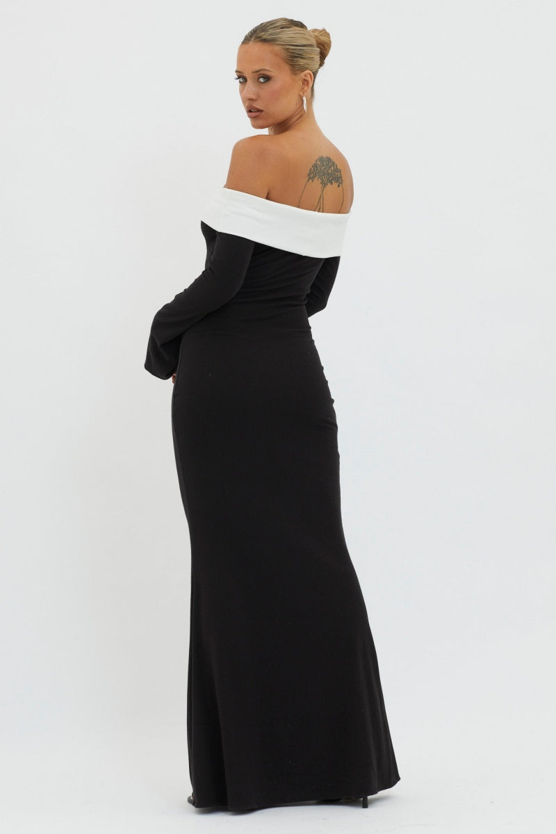Aeris schulterfreies Maxi-Strickkleid