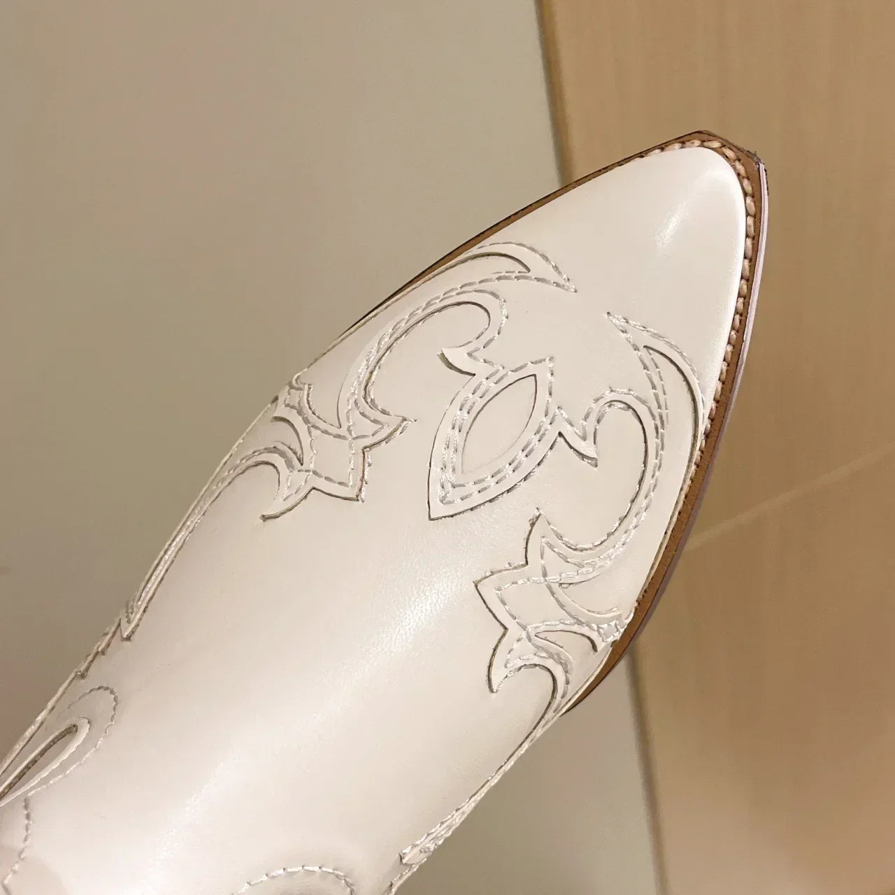 Christalline - MittelfuĂź-Cowboystiefel - Gesticktes Detail