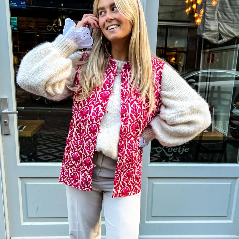 Fröhliche ärmellose Strickjacke mit Blumenmuster