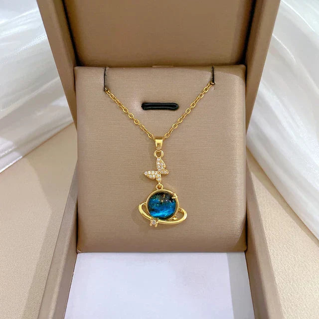 Anu - Collier plaqué or avec pendentif céleste