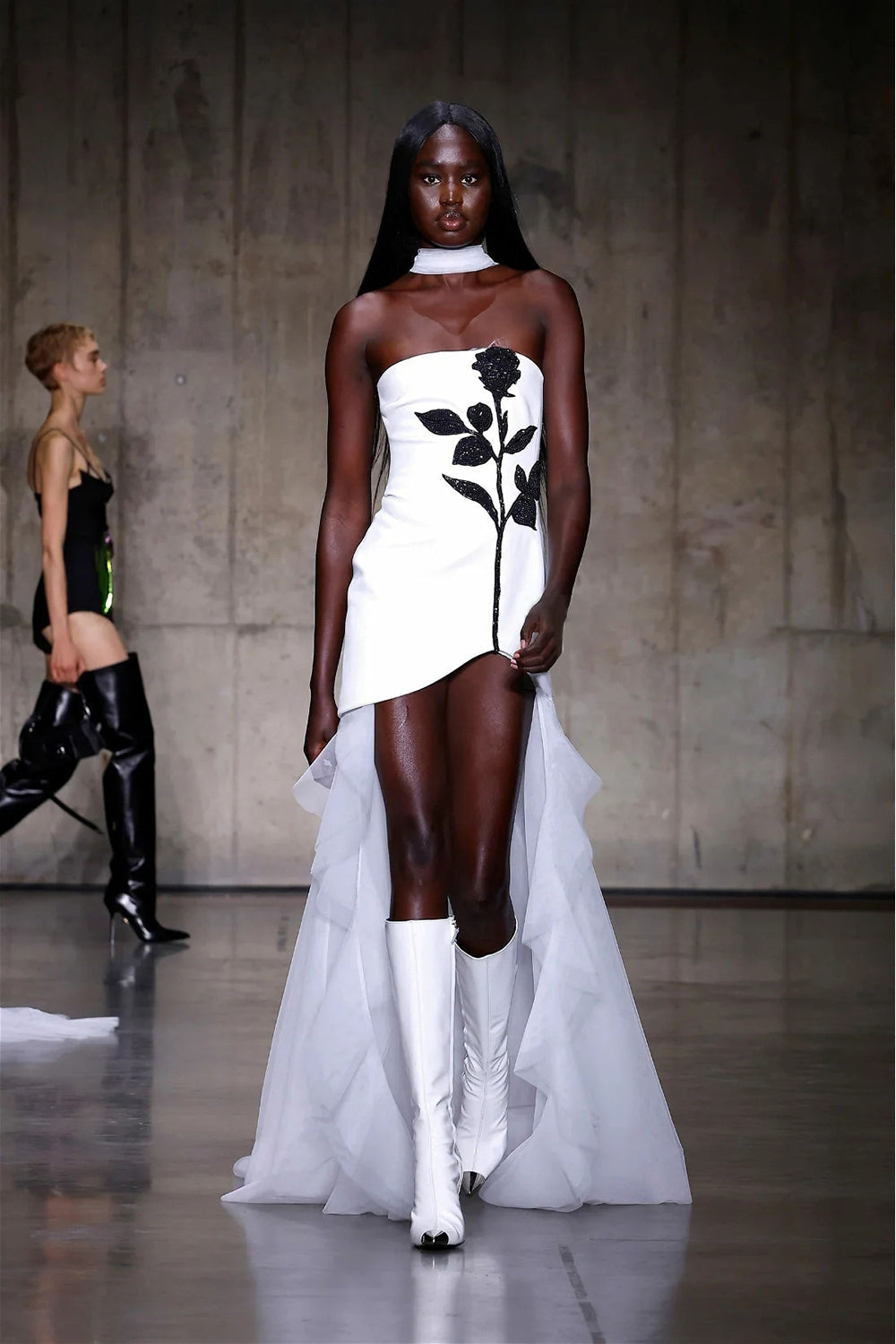 Trägerloses Minikleid „Veronica“ mit Kristallverzierung