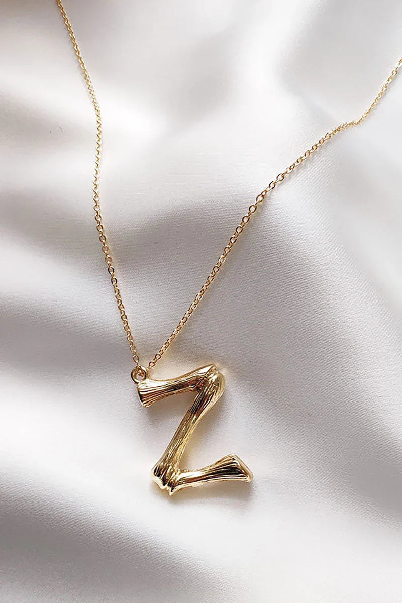 Collier avec les lettres « UZ »
