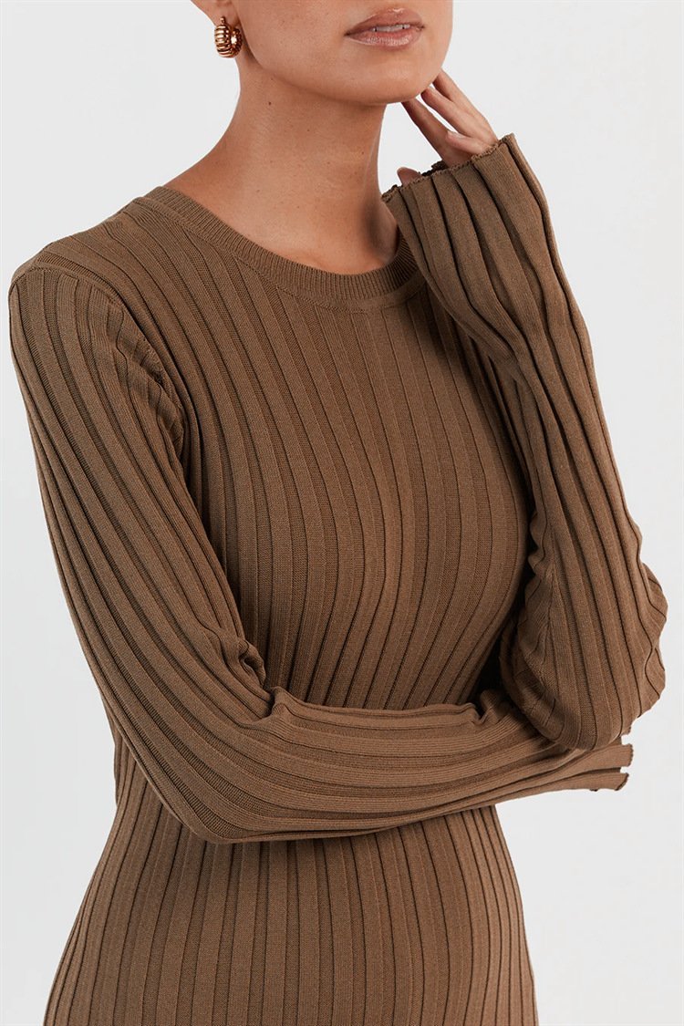 Antonia – Geripptes, ausgestelltes Maxi-Strickkleid