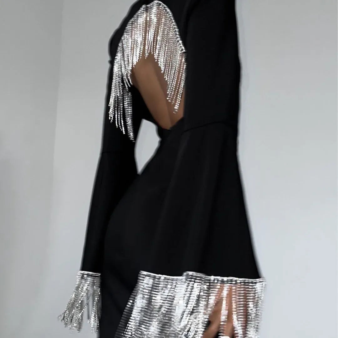 Elegantes, langärmliges Kleid mit funkelnden Strass-Details